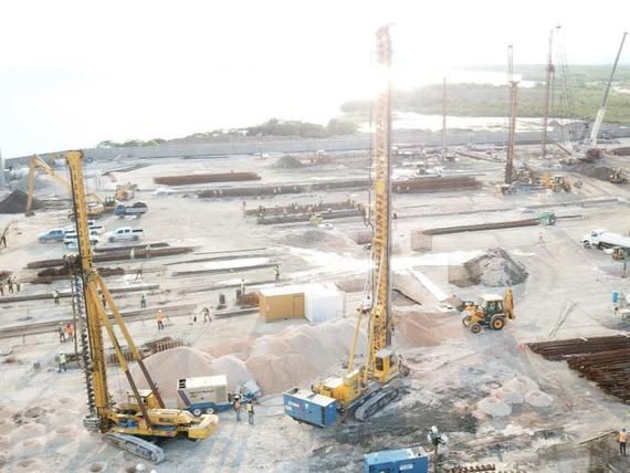 Vista aerea de los trabajos de mejora del terreno para la construcción en Old Harbor (Jamaica) de una planta de ciclo combinado