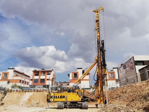 Trabajos de hinca de pilotes para la cimentación de 22 viviendas en Burgos