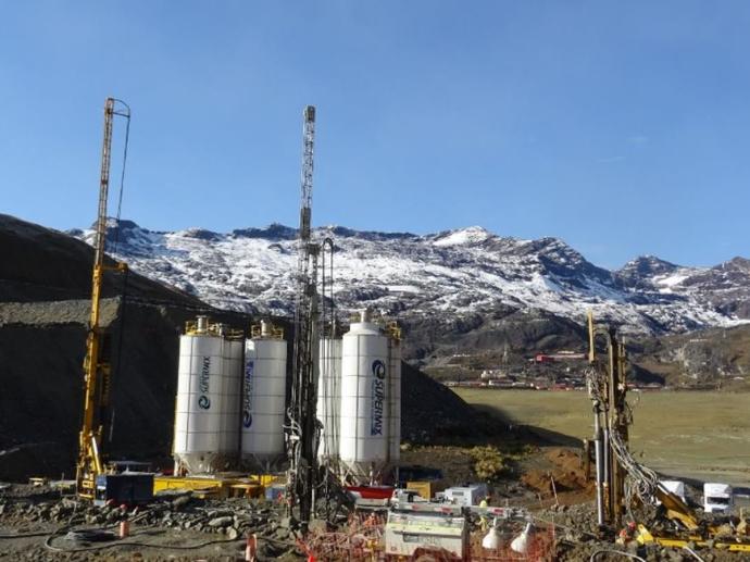 Vista aerea de los trabajos de mejora del terreno en las instalaciones de la unidad minera San Rafael, Perú