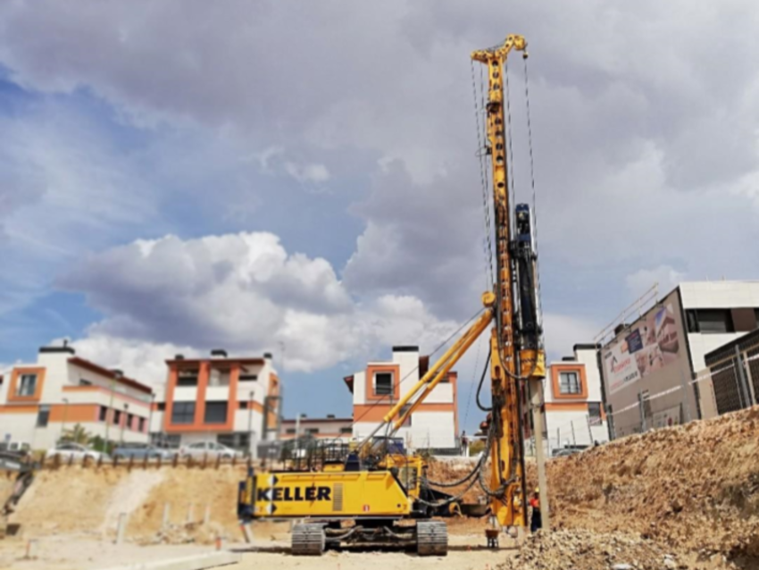 Trabajos de hinca de pilotes para la cimentación de 22 viviendas en Burgos